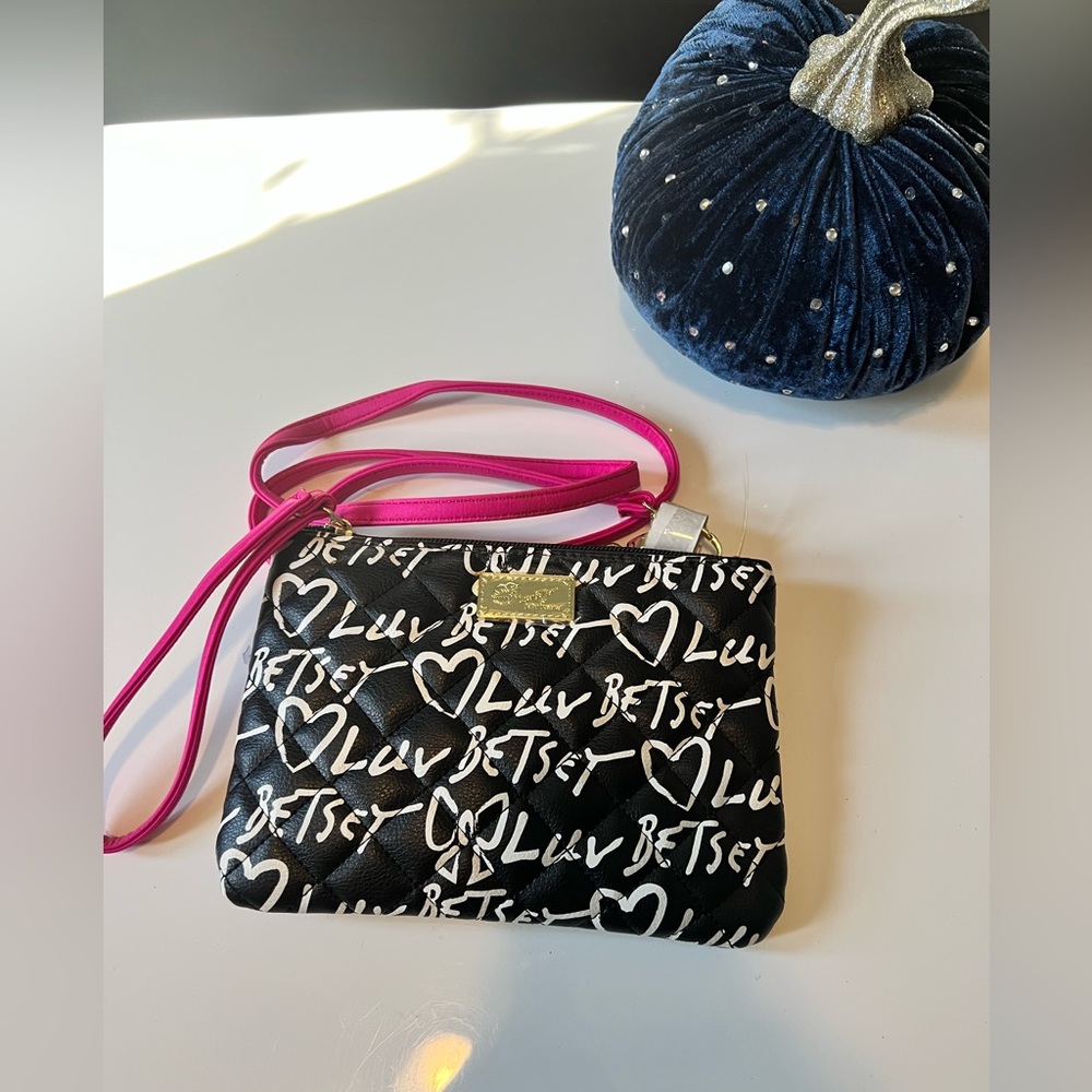 ✨NWT✨ Luv Betsy by Betsy Johnson Wristlet